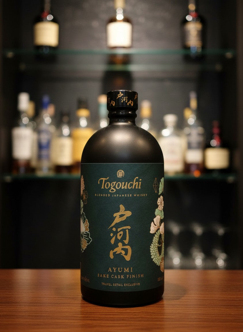 Whiskyquartier Togouchi Ayumi Sake Cask Finish japanischer Whisky 0,7L in dunkler Flasche mit türkisfarbenem Etikett und goldenen Schriftzeichen.