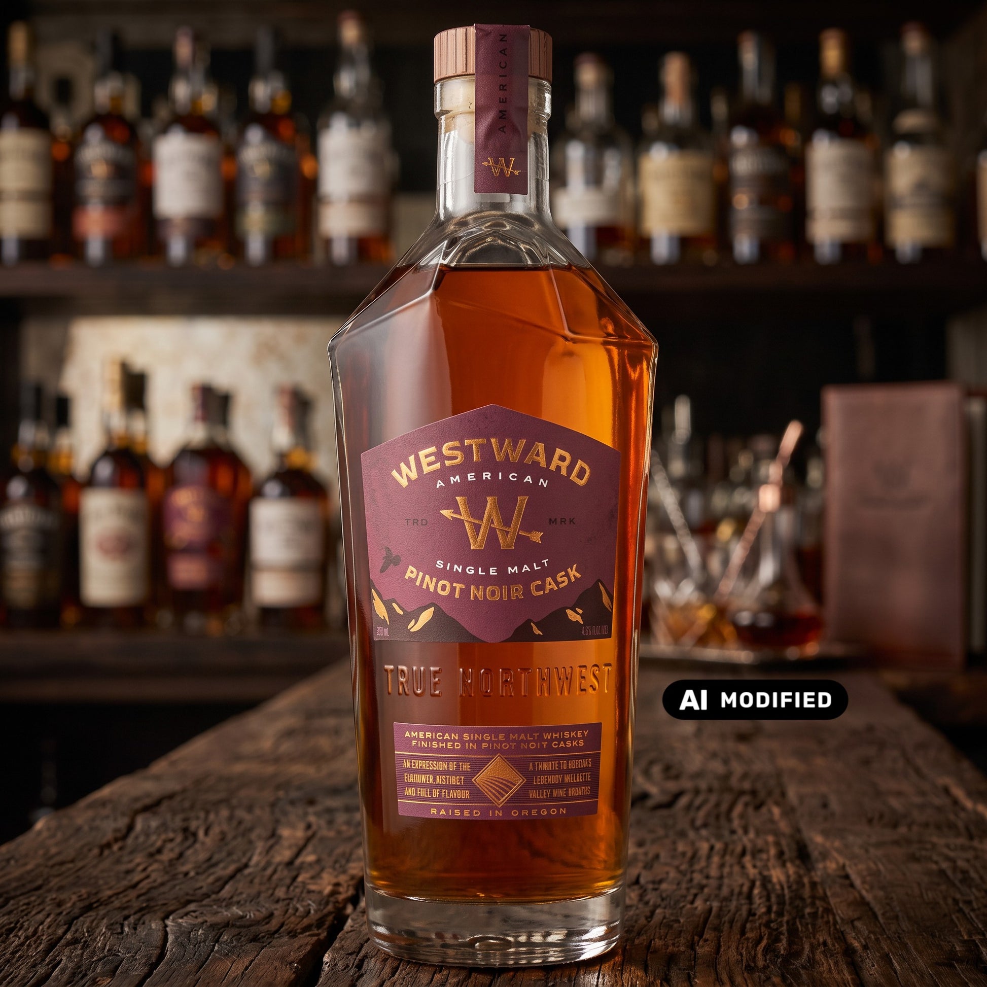 Whiskyquartier Westward American Single Malt Whiskey mit Pinot Noir Finish in einer Glasflasche auf einem Holztisch