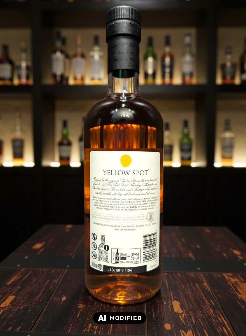 Whiskyquartier Yellow Spot 12 Jahre Single Pot Still Irish Whiskey in 0,7L Flasche mit bernsteinfarbener Flüssigkeit, gereift in Bourbon-, Sherry- und Malaga-Fässern.